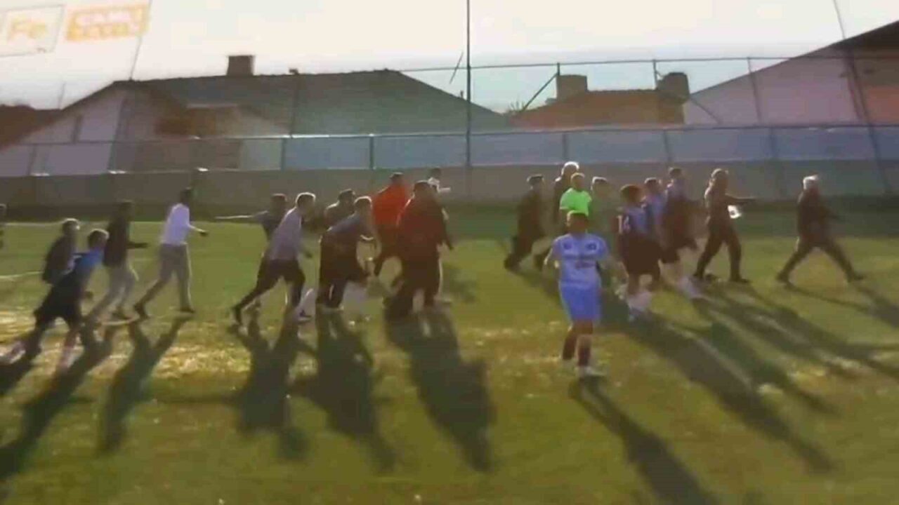 Edirne 1. Amatör Lig'de oynanan Keşan İdman Yurdu-Kirişhanespor maçı, taraftarların