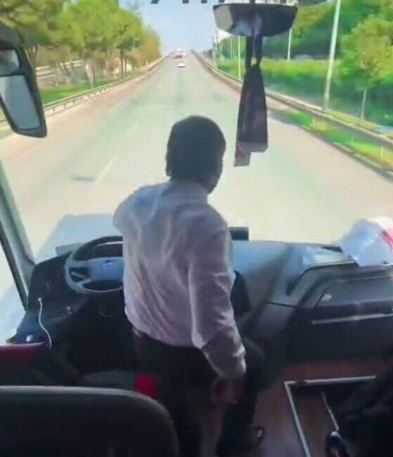 Antalyaspor taraftarını taşıyan otobüsün şoförü, seyir halindeyken koltuktan kalkarak yolcularla