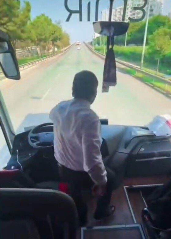 Antalyaspor taraftarını taşıyan otobüsün şoförü, seyir halindeyken koltuktan kalkarak yolcularla