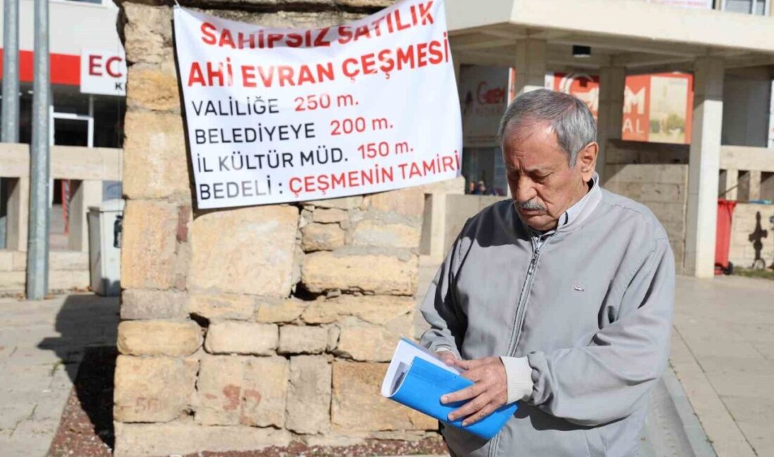 Kırşehir'de Ahmet Fahri Ekim, Ahi Evran Külliyesi'ndeki bakımsız çeşmeye pankart