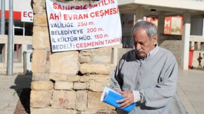 Kırşehir'de Ahmet Fahri Ekim, Ahi Evran Külliyesi'ndeki bakımsız çeşmeye pankart