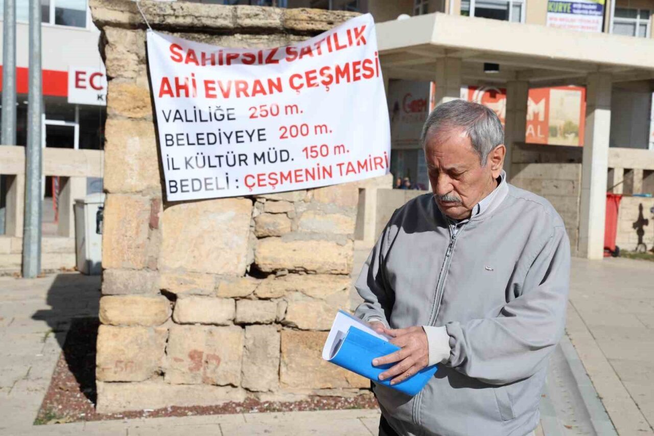 Kırşehir'de Ahmet Fahri Ekim, Ahi Evran Külliyesi'ndeki bakımsız çeşmeye pankart