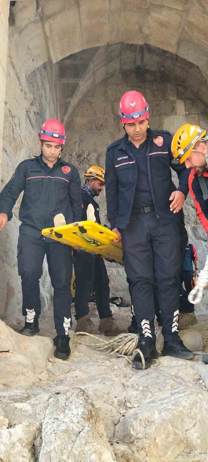 Adana'nın Ceyhan ilçesinde Yılankale'de ailesiyle doğa yürüyüşü yapan 9 yaşındaki