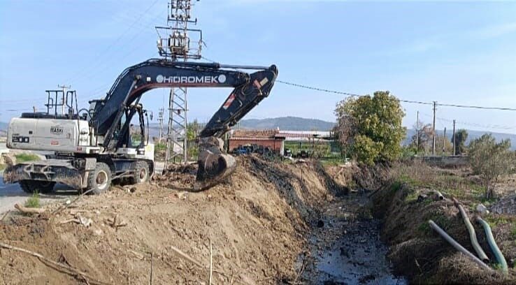 Manisa Su ve Kanalizasyon İdaresi (MASKİ), Gölmarmara'da dere temizlik çalışmalarını
