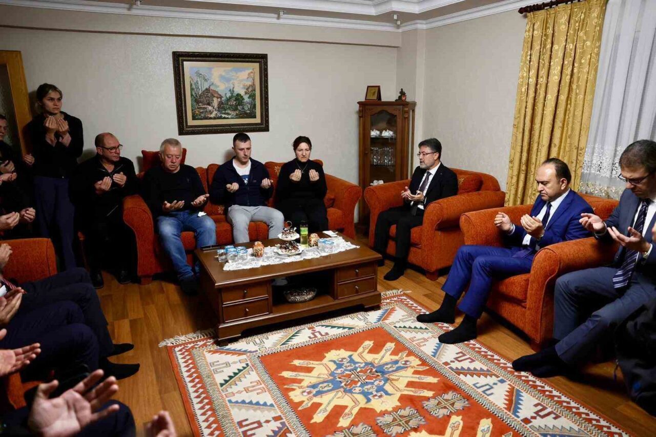 Bakan Yumaklı, Hırvatistan’da Şehit Olan Pilot Hasan Bahar’ın Ailesini Ziyaret Etti