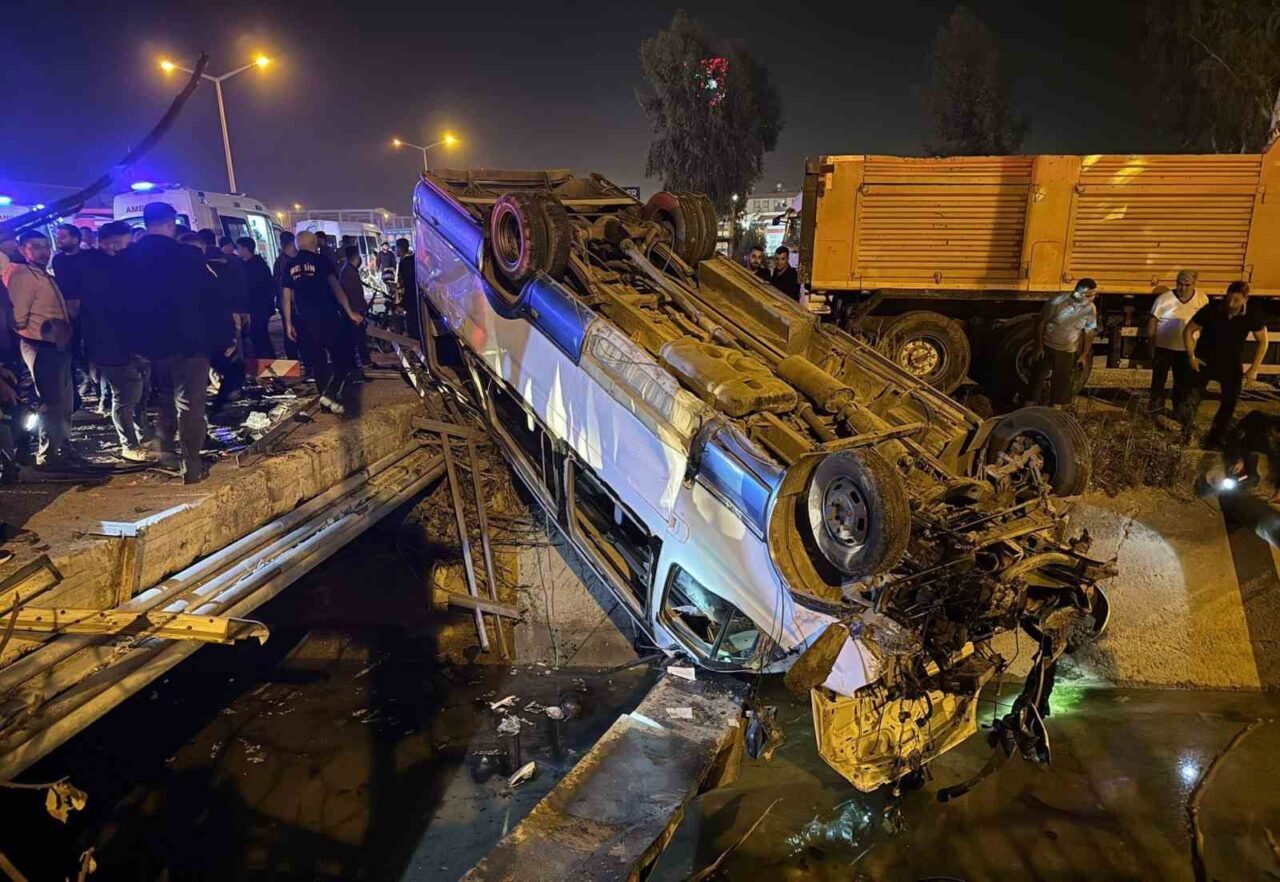 Mersin'in Tarsus ilçesinde, Yunus Emre Mahallesi'nde bir yolcu minibüsü ile