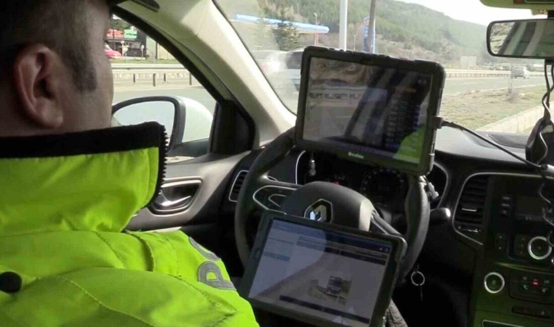 Bolu Geçişinde Tatil Dönüşü Yoğun Denetimlerle Başladı Bolu geçişinde, tatil sonrası dönüş yolculuğunda olan sürücüler sıkı denetimlere