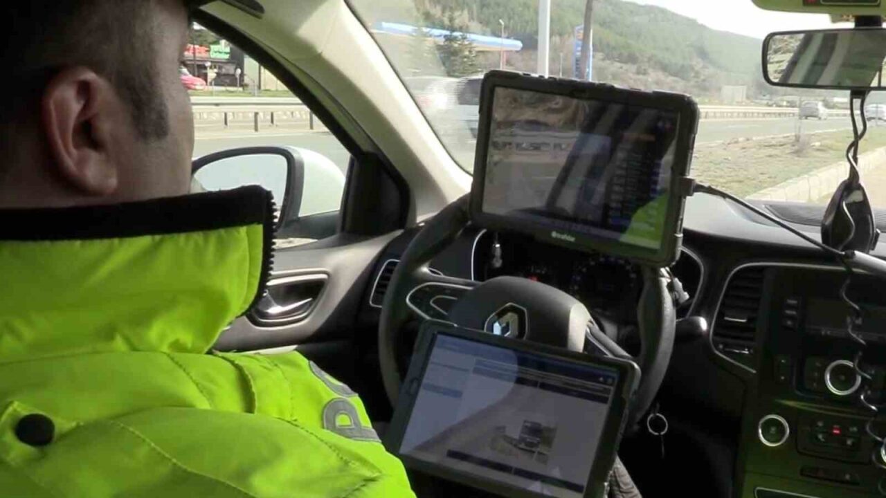 Bolu geçişinde, tatil sonrası dönüş yolculuğunda olan sürücüler sıkı denetimlere
