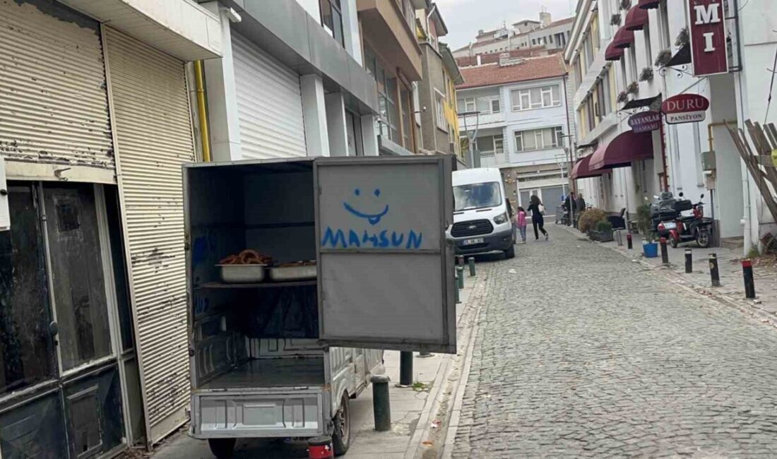 Eskişehir'deki bir tatlı imalathanesinde ürünlerin sağlıksız koşullarda taşınması dikkat çekti.