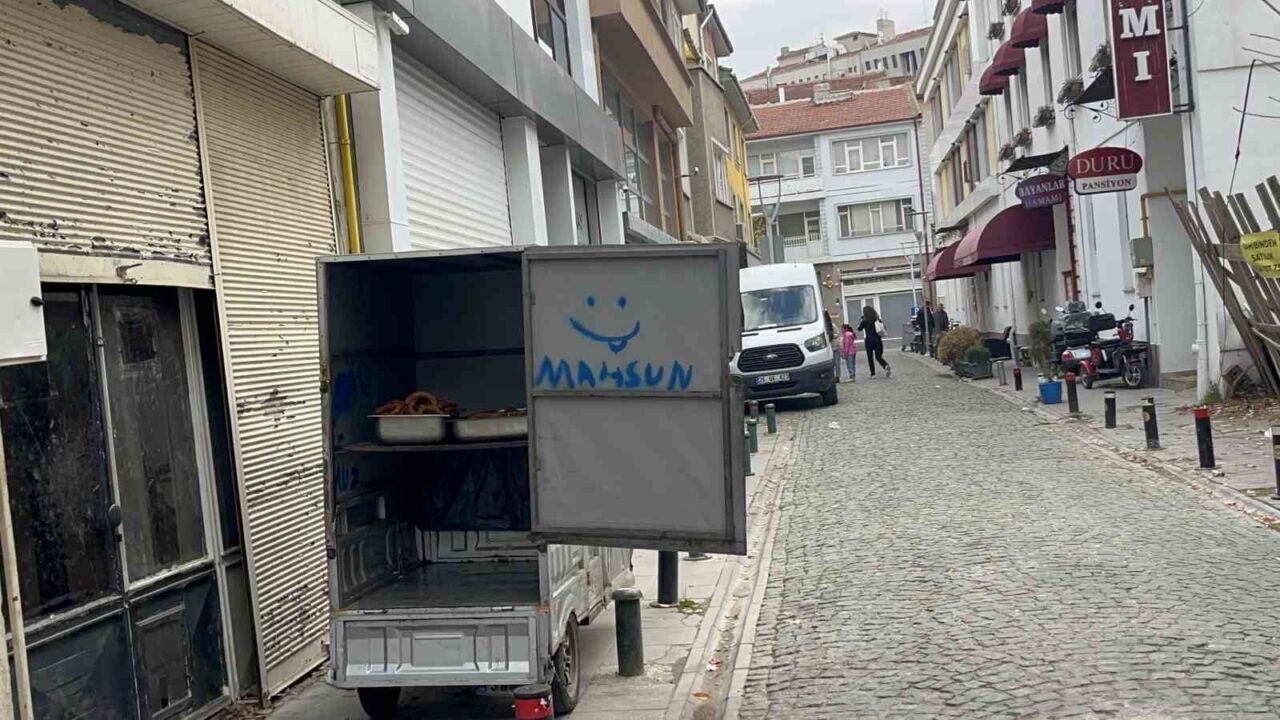 Eskişehir'deki bir tatlı imalathanesinde ürünlerin sağlıksız koşullarda taşınması dikkat çekti.