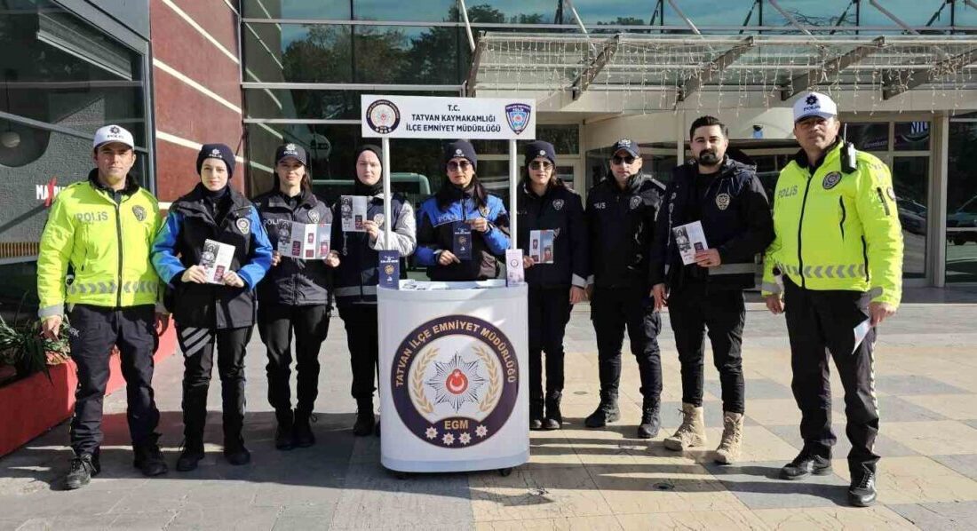 Tatvan Emniyet Müdürlüğü, Kadına Yönelik Şiddetle Mücadele Günü’nde Bilgilendirme Standı Açtı Bitlis’in Tatvan İlçe Emniyet Müdürlüğü, 25 Kasım Kadına Yönelik Şiddete