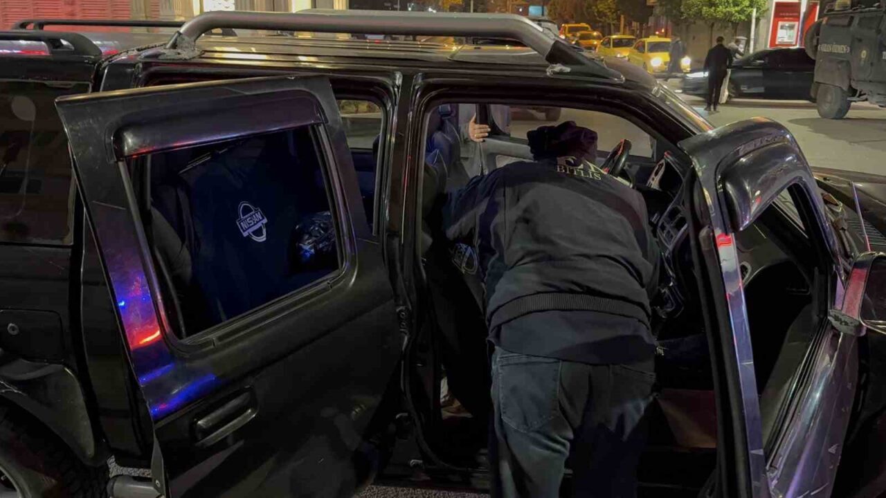 Bitlis’in Tatvan ilçesinde, asayişin sağlanması için jandarma ve emniyet ekipleri