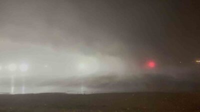 Bitlis'in Tatvan ilçesinde akşam saatlerinde yoğun sis, görüş mesafesini azaltarak