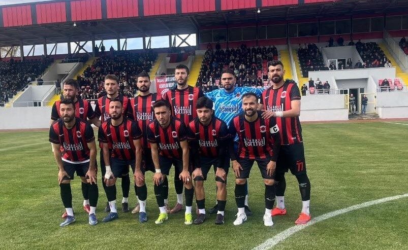 Kütahya'nın Tavşanlı ilçesindeki Ada Stadı'nda TKİ Tavşanlı Linyitspor ve Kahraman