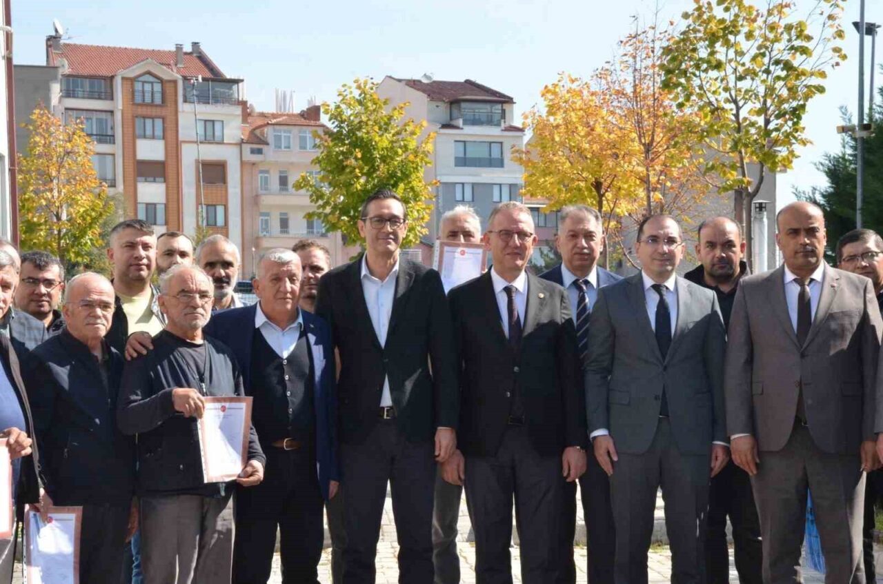 Kütahya'nın Tavşanlı ilçesinde, Küçük Sanayi Sitesi'nde tapu dağıtım töreni gerçekleştirildi.