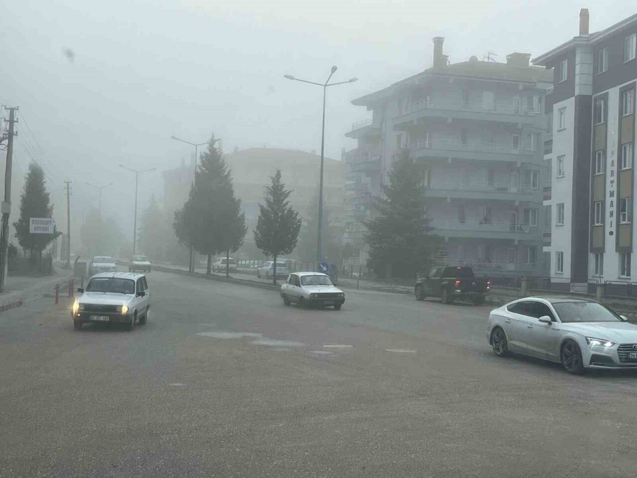 Tavşanlı’da Yoğun Sis, Trafik Güvenliğini Tehdit Ediyor