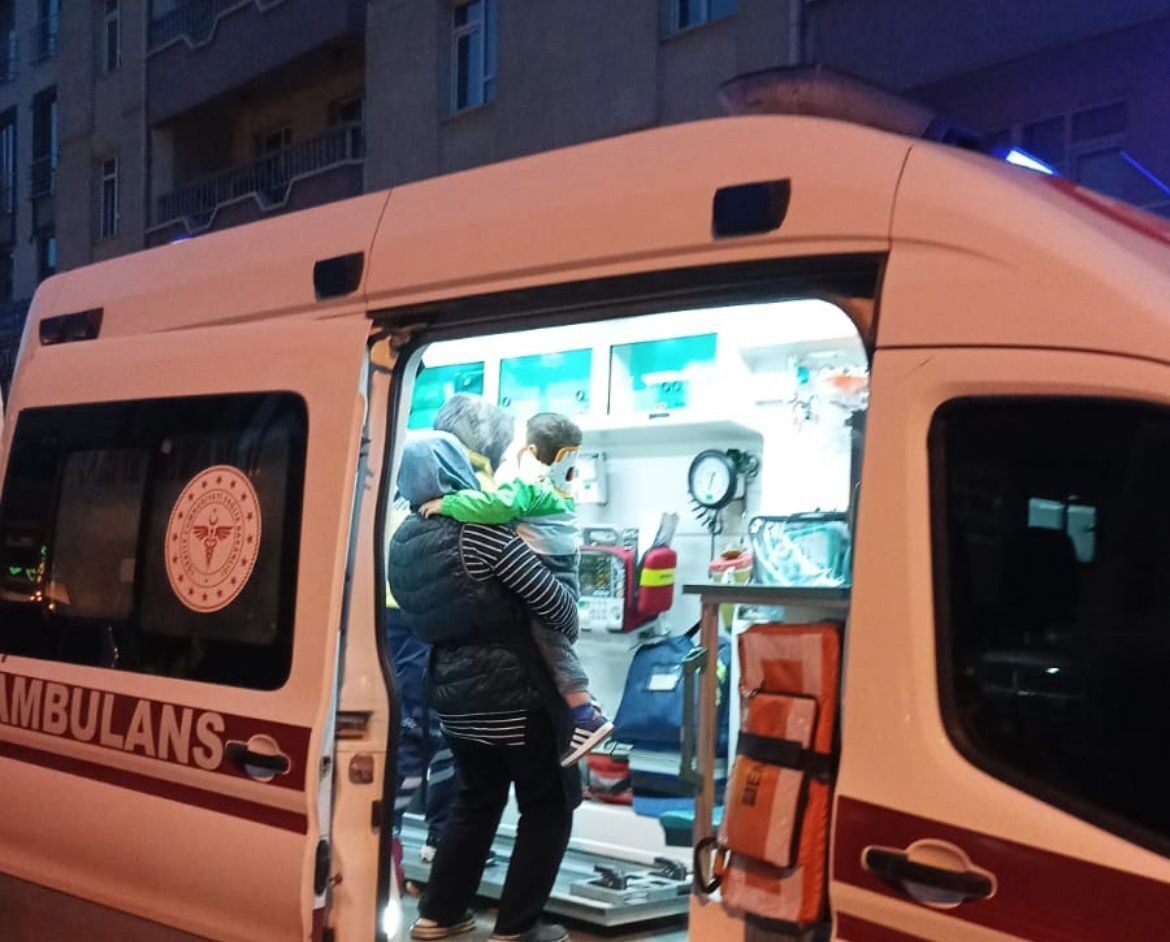 Tavşanlı’da Motosiklet Yayalara Çarptı: Anne ve Bebeği Yaralandı