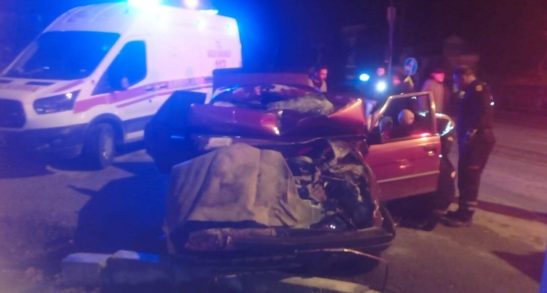 Tavşanlı’da Otomobilin Kamyona Çarpması Sonucu Bir Kişi Ağır Yaralandı Kütahya'nın Tavşanlı ilçesinde bir otomobilin kamyona çarpması sonucu T.D. ağır