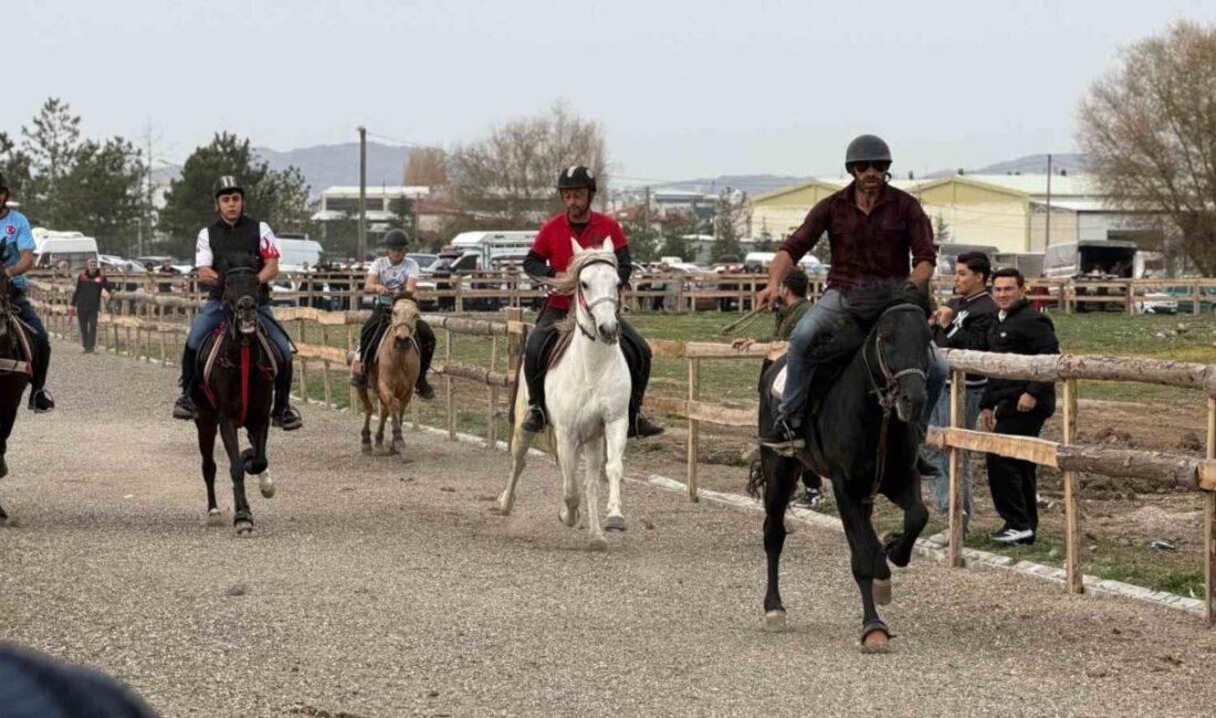 Kütahya'nın Tavşanlı ilçesinde düzenlenen 1. Rahvan At Yarışları büyük ilgi