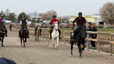 Kütahya'nın Tavşanlı ilçesinde düzenlenen 1. Rahvan At Yarışları büyük ilgi