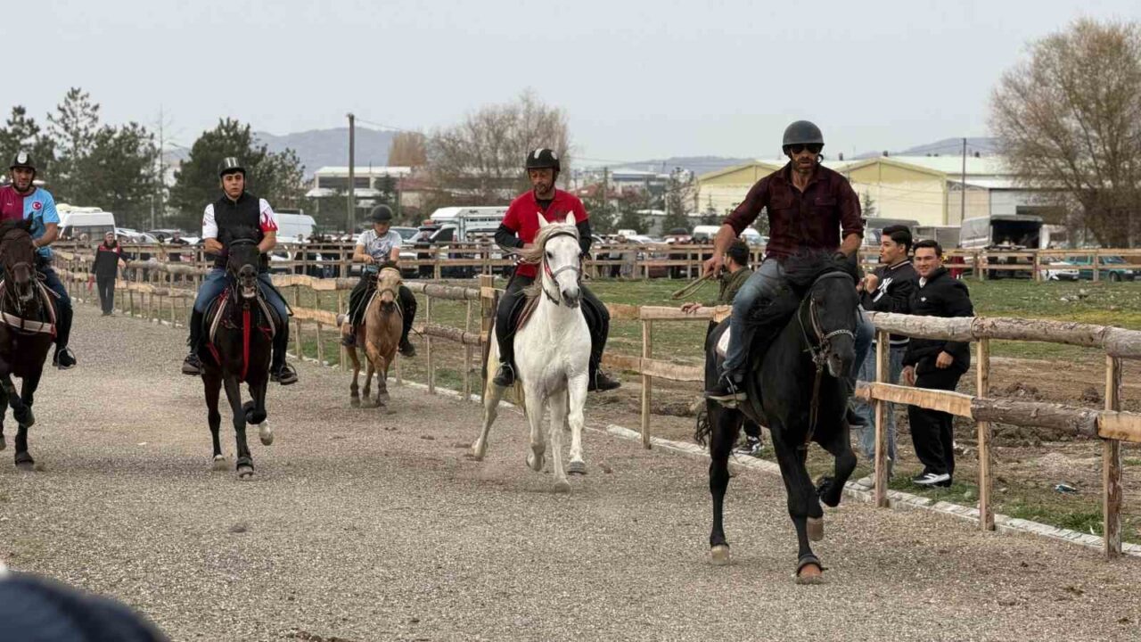 Kütahya'nın Tavşanlı ilçesinde düzenlenen 1. Rahvan At Yarışları büyük ilgi