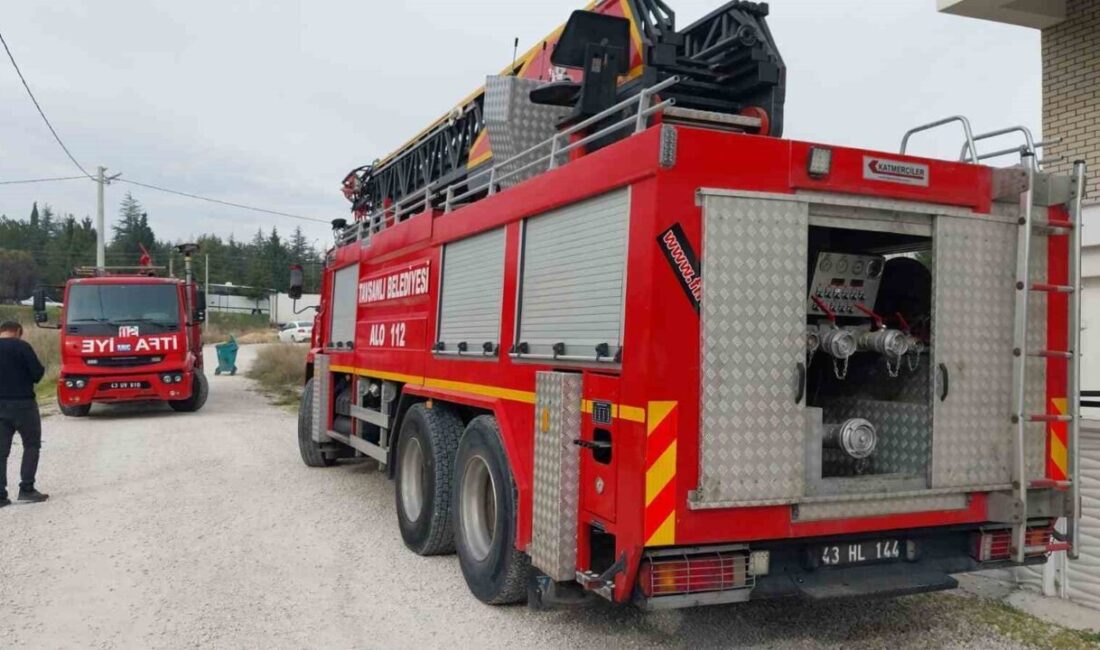 Kütahya'nın Tavşanlı ilçesindeki bir apartmanda çıkan yangın, ekiplerin hızlı müdahalesi