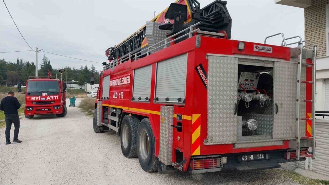 Kütahya'nın Tavşanlı ilçesindeki bir apartmanda çıkan yangın, ekiplerin hızlı müdahalesi