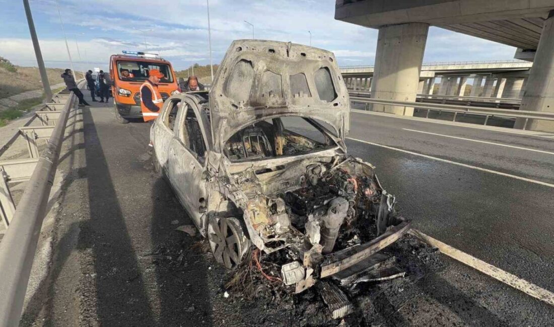 İstanbul Hasdal-Kemerburgaz Otoyolu Tayakadın mevkiinde seyir halindeki bir otomobil, motor