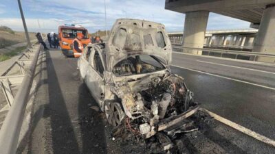 İstanbul Hasdal-Kemerburgaz Otoyolu Tayakadın mevkiinde seyir halindeki bir otomobil, motor