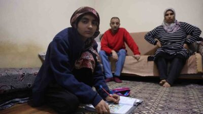 Hatay'da yaşayan Nuriye Dülger, engelli kızı Meryem ile birlikte 13