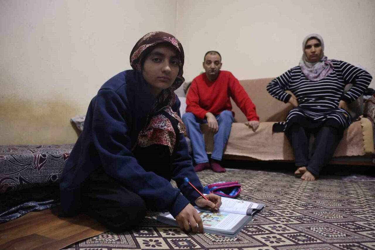 Hatay'da yaşayan Nuriye Dülger, engelli kızı Meryem ile birlikte 13