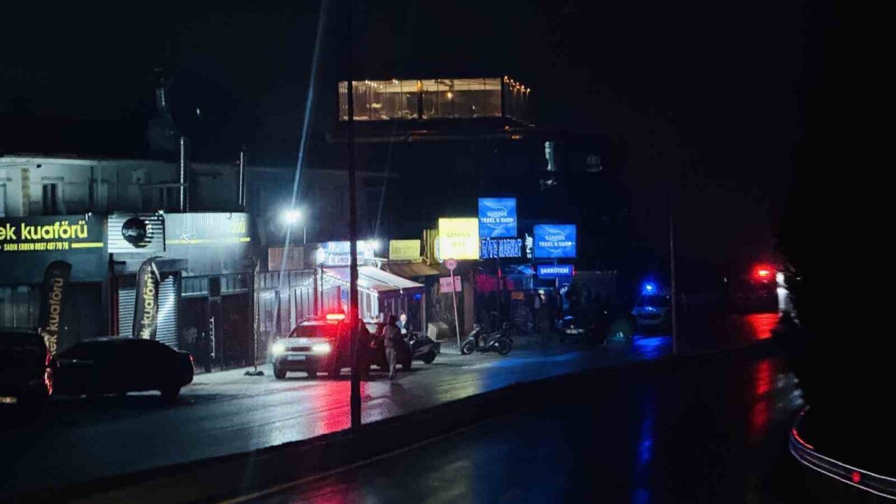 Sakarya'nın Serdivan ilçesinde bir tekel bayisine araçtan açılan ateş sonucu