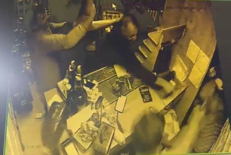 Tekirdağ'ın Çorlu ilçesinde bir tekel büfesi, dükkan sahibi ile işletmeci