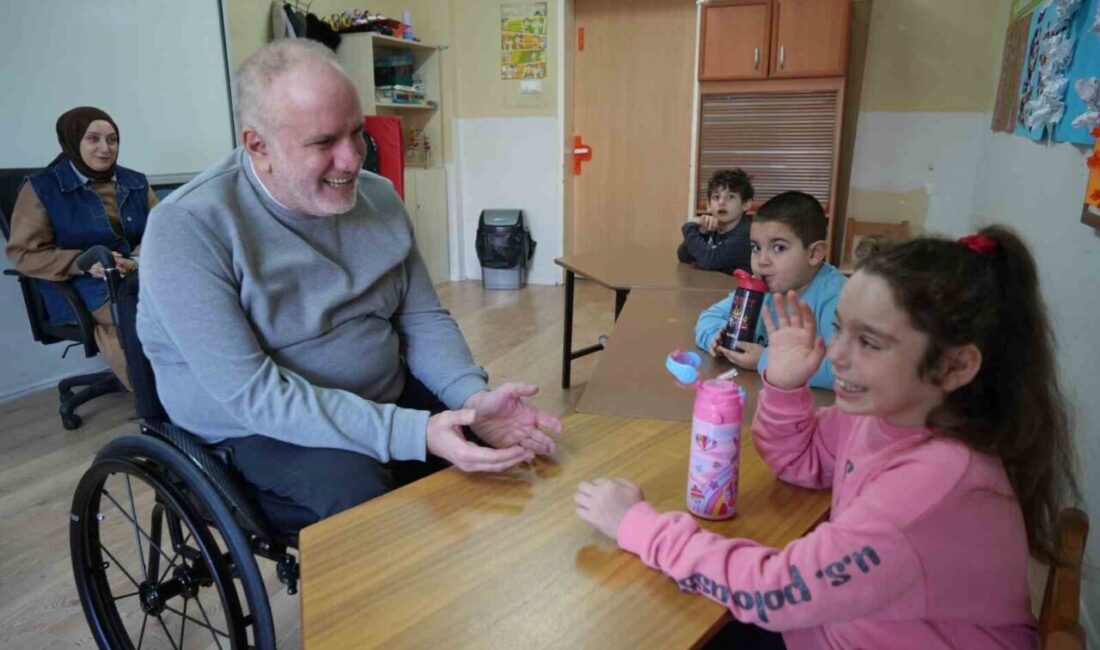 Samsun’da Tekerlekli Sandalyedeki Rehber Öğretmen, Özel Öğrencilerin Hayatına Dokunuyor Samsun'da görev yapan rehber öğretmen Hasan Tahsin Yazıcı, çocuk felci