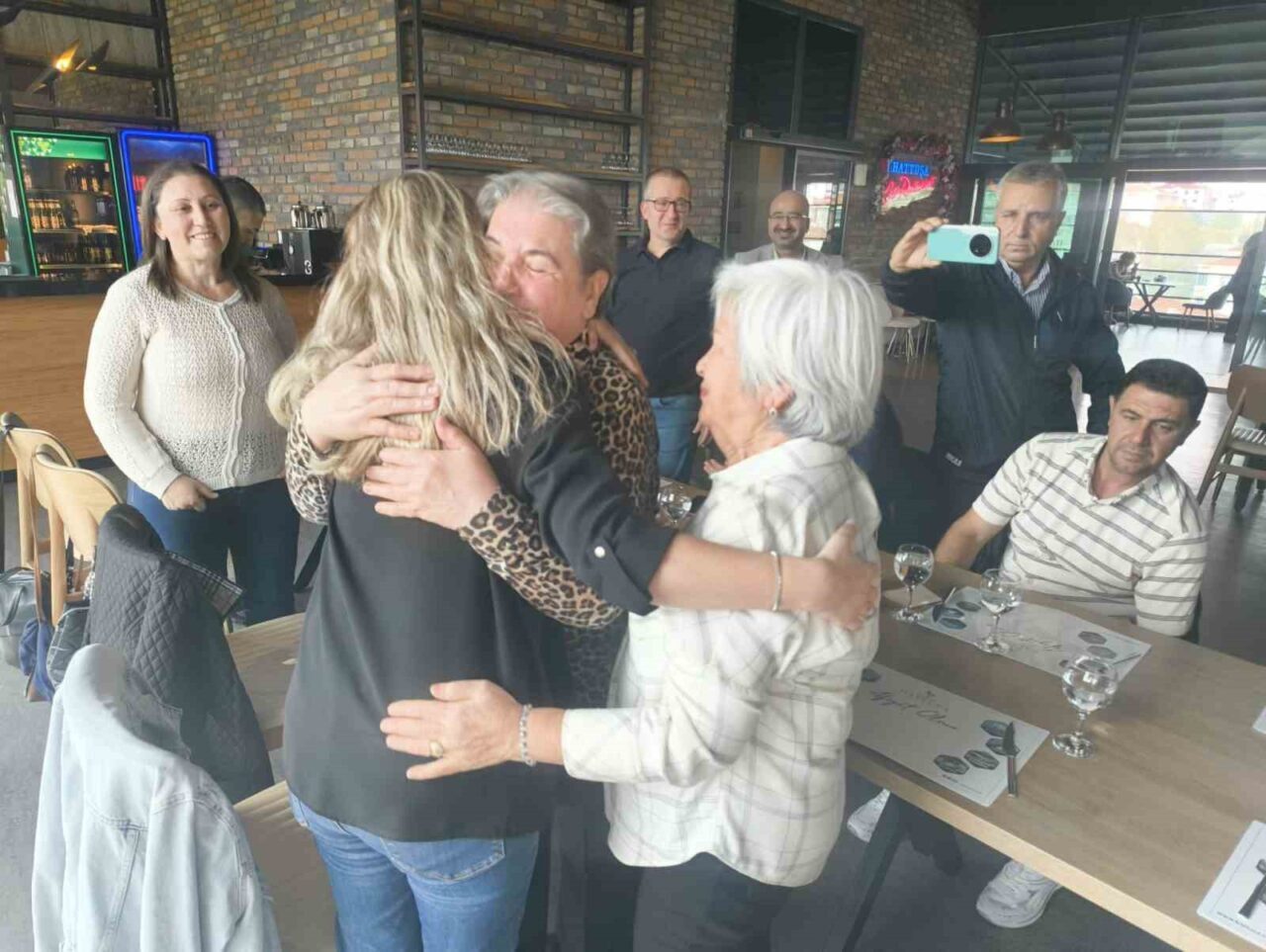 Tekirdağ'ın Saray ilçesindeki Cengiz Topel İlkokulu'nun 1992 mezunları, öğretmenleri Meral