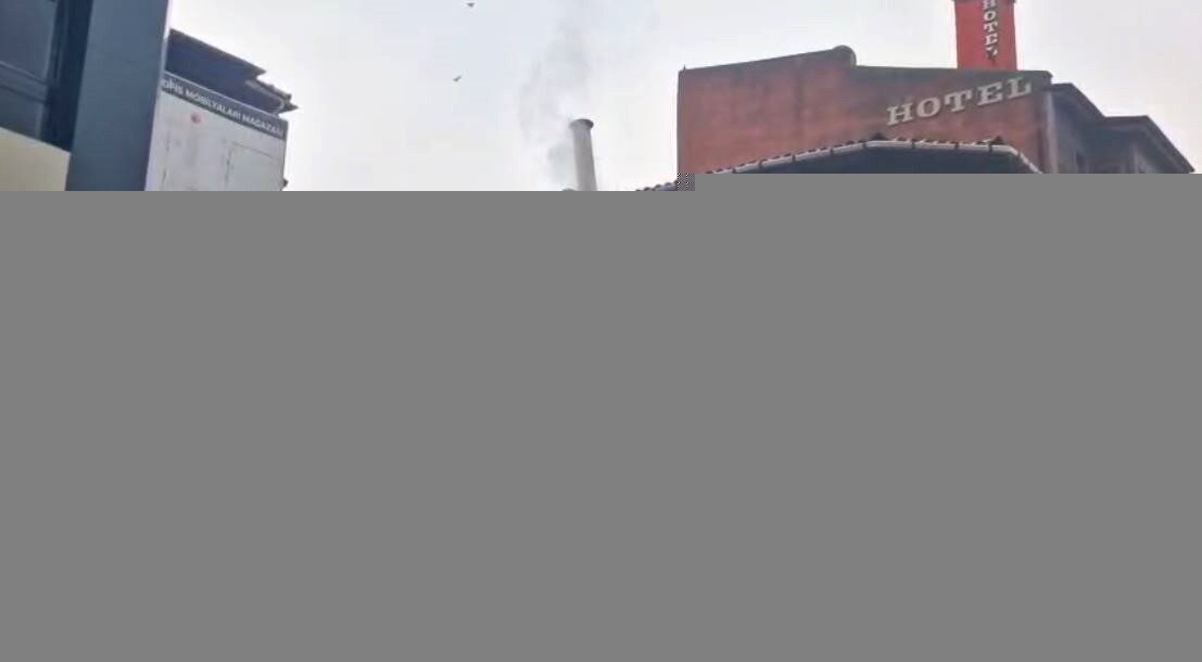 Tekirdağ'ın Süleymanpaşa ilçesinde bir işletmenin bacasından çıkan yoğun duman, çevredekilerde