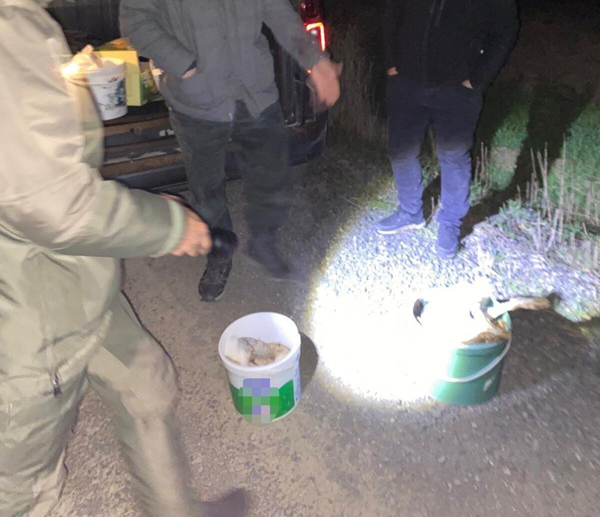 Tekirdağ'ın Hayrabolu ilçesinde gece ışıkla tavşan avlayan 4 kişiye cezai