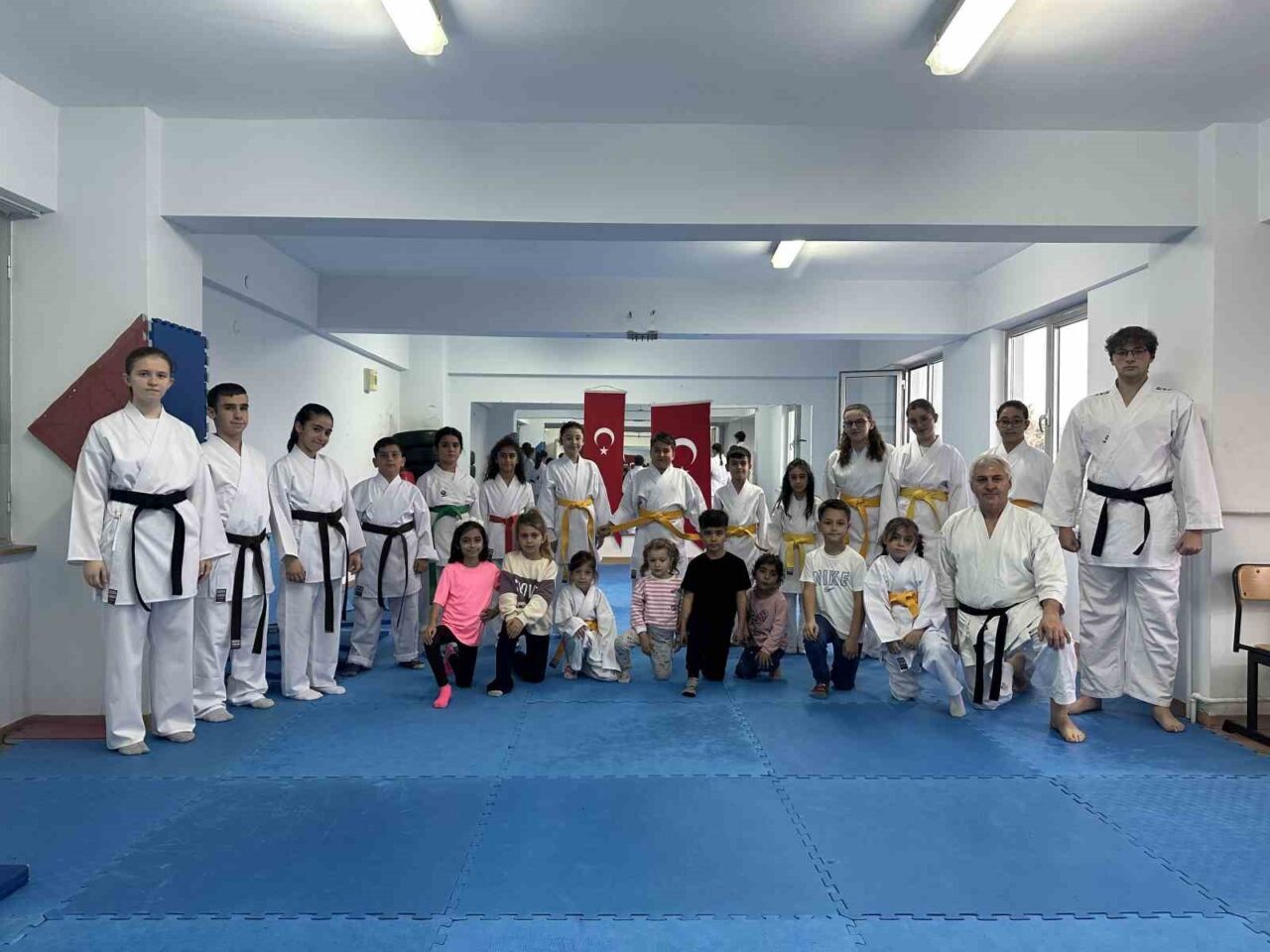 Tekirdağ'ın Muratlı ilçesindeki karate kursu, 7-15 yaş arası çocuklara temel