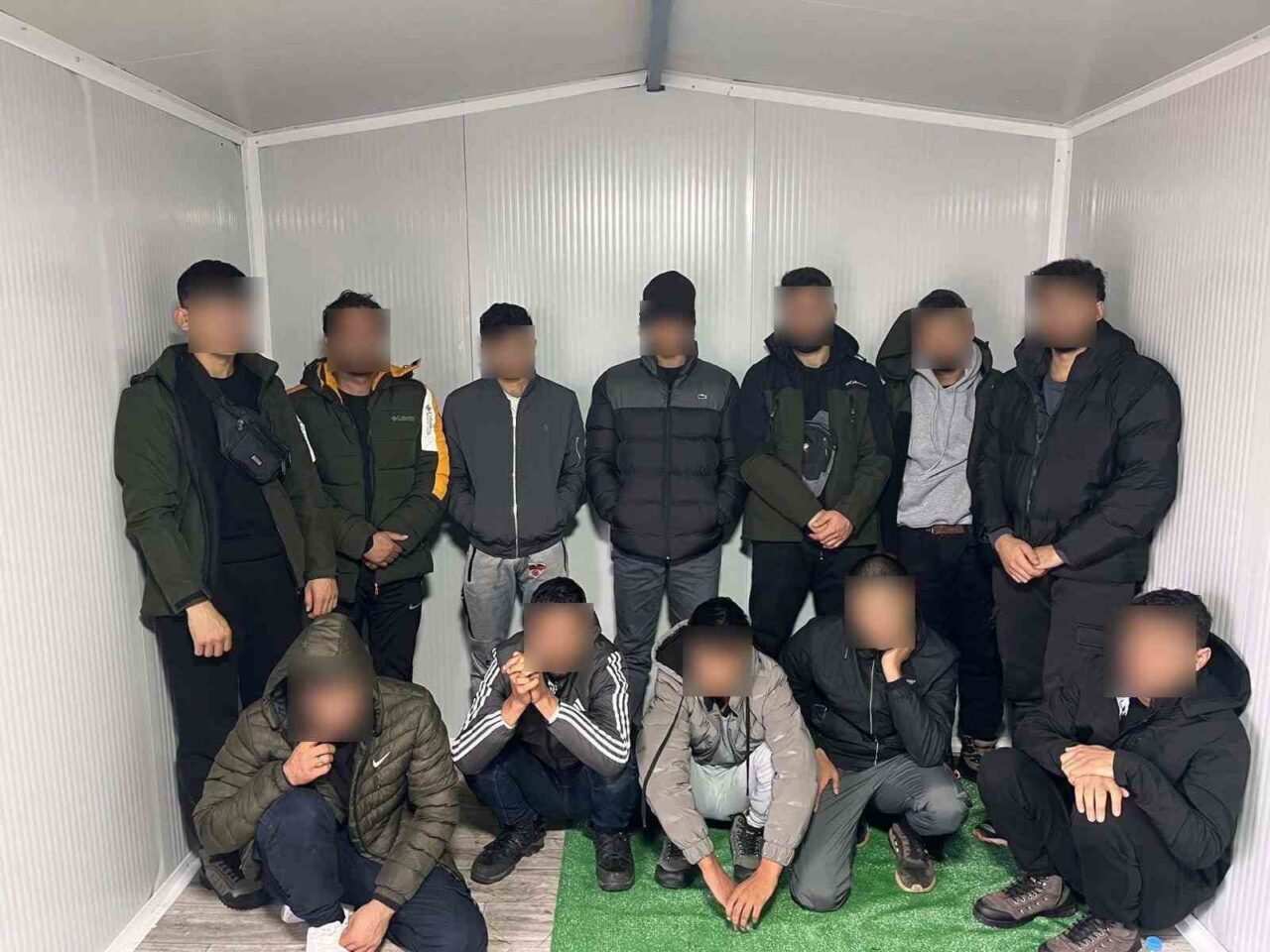 Tekirdağ'da gerçekleştirilen jandarma operasyonunda 19 düzensiz göçmen yakalanırken, cinayet bağlantılı