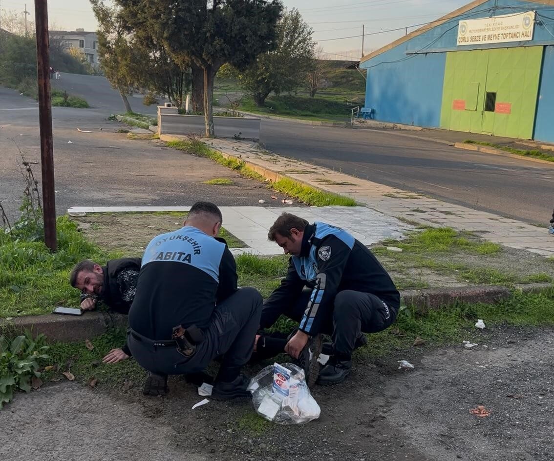 Çorlu'da E.B., yolda karşılaştığı kişilerle montu nedeniyle tartıştı ve bıçaklı