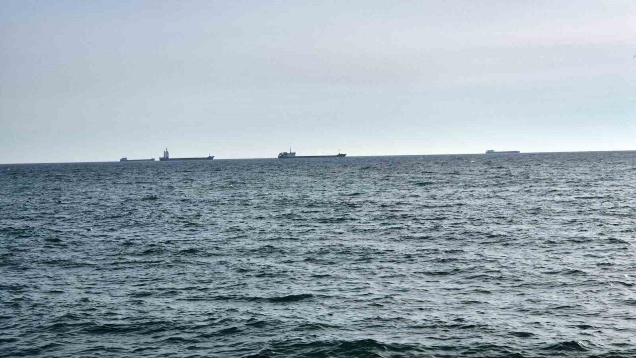 Marmara Denizi'nde etkili olan lodos fırtınası, Tekirdağ'daki balıkçıları zorladı. Sabah