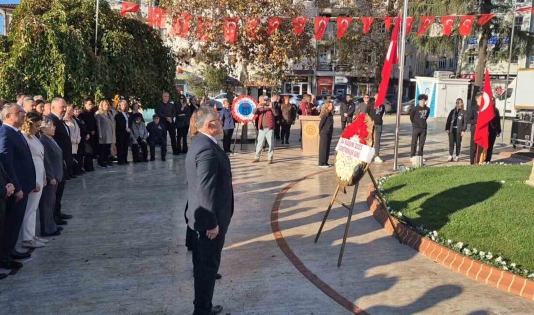 Tekirdağ'da Öğretmenler Günü dolayısıyla Atatürk Anıtı'na çelenk sunma töreni gerçekleştirildi.