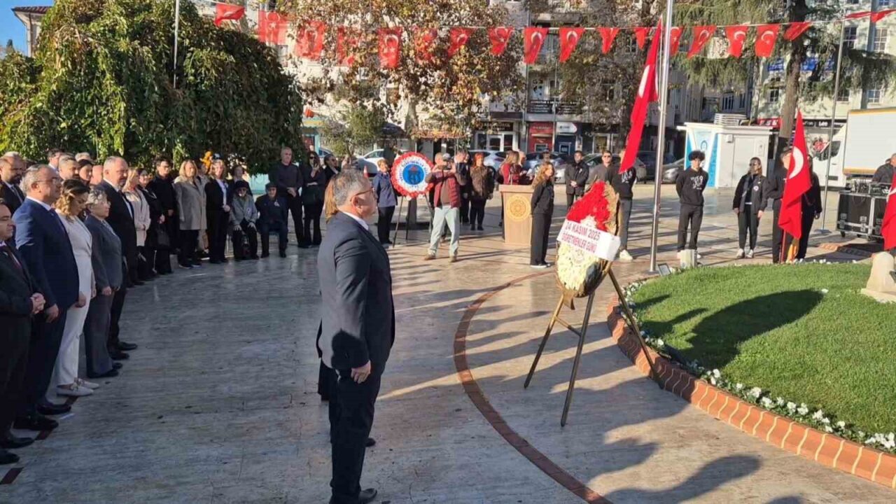 Tekirdağ'da Öğretmenler Günü dolayısıyla Atatürk Anıtı'na çelenk sunma töreni gerçekleştirildi.