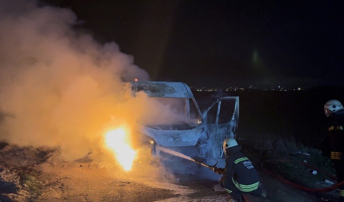 Tekirdağ Çorlu’da park halindeki minibüs alev alev yandı, sürücü hastaneye kaldırıldı Tekirdağ Çorlu'da park halindeki bir panelvan minibüs, akşam saatlerinde yangın