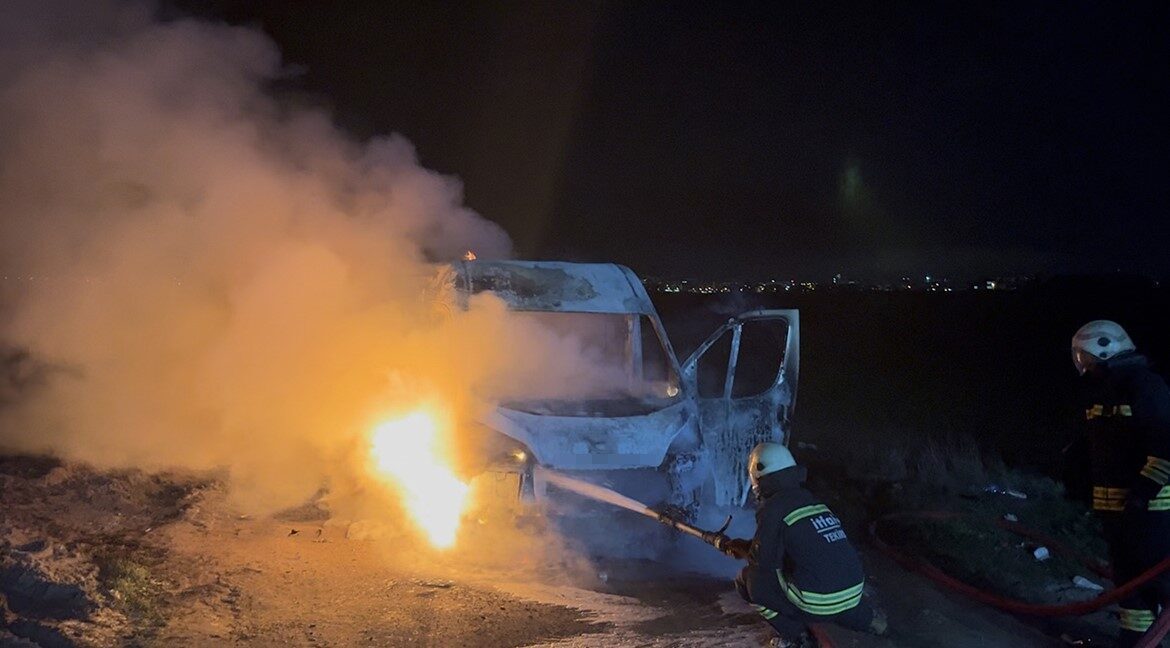 Tekirdağ Çorlu'da park halindeki bir panelvan minibüs, akşam saatlerinde yangın
