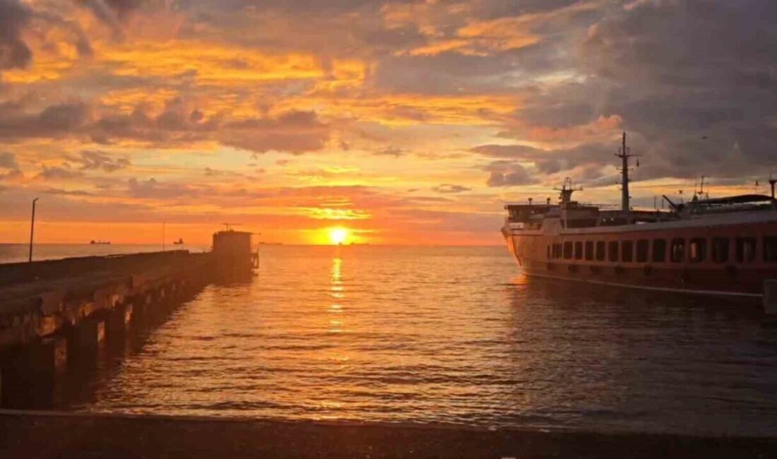 Marmara Denizi Kıyılarında Sabaha Merhaba Diyan Kartpostallık Manzara Tekirdağ'ın Süleymanpaşa ilçesinde sabah saatlerinde Marmara Denizi kıyısında oluşan muhteşem