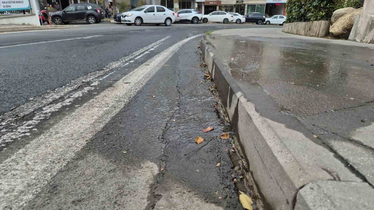Tekirdağ'da Hükümet Caddesi'nde meydana gelen su patlağı sonucu, içme suyu