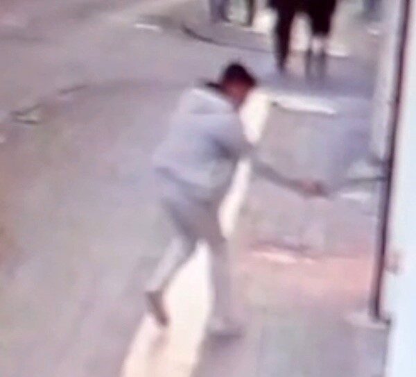 Tekirdağ Çorlu’da Tekvando Temsilcisi Semih Aybek’e gerçekleştirilen silahlı saldırının failinin yanı sıra saklanmasına yardımcı olan iki şahıs da yakalandı. Tekirdağ Çorlu'da tekvando temsilcisi Semih Aybek'e yapılan silahlı saldırı sonucu