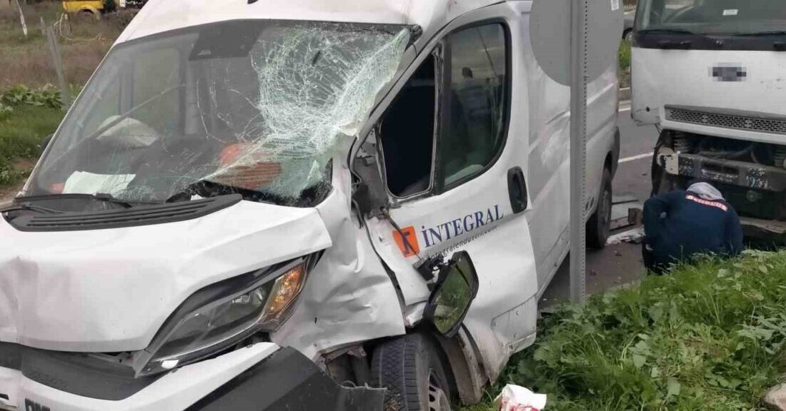 Tekirdağ'ın Muratlı ilçesinde hafif ticari araç ile kamyonun çarpışması sonucu