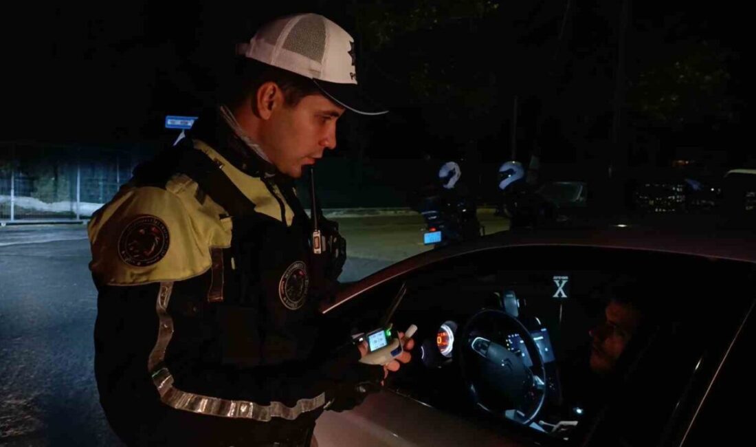 Tekirdağ'da trafik denetimleri sırasında, Süleymanpaşa ilçe girişinde kurallara uymayan sürücülere